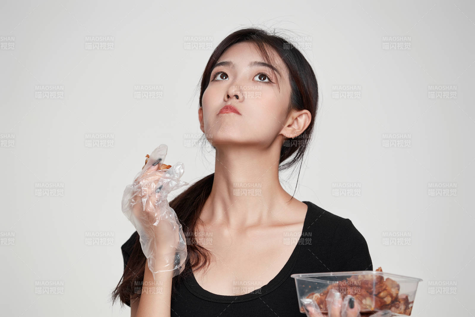 大吃特吃豬蹄塊的亞洲可愛少女人像