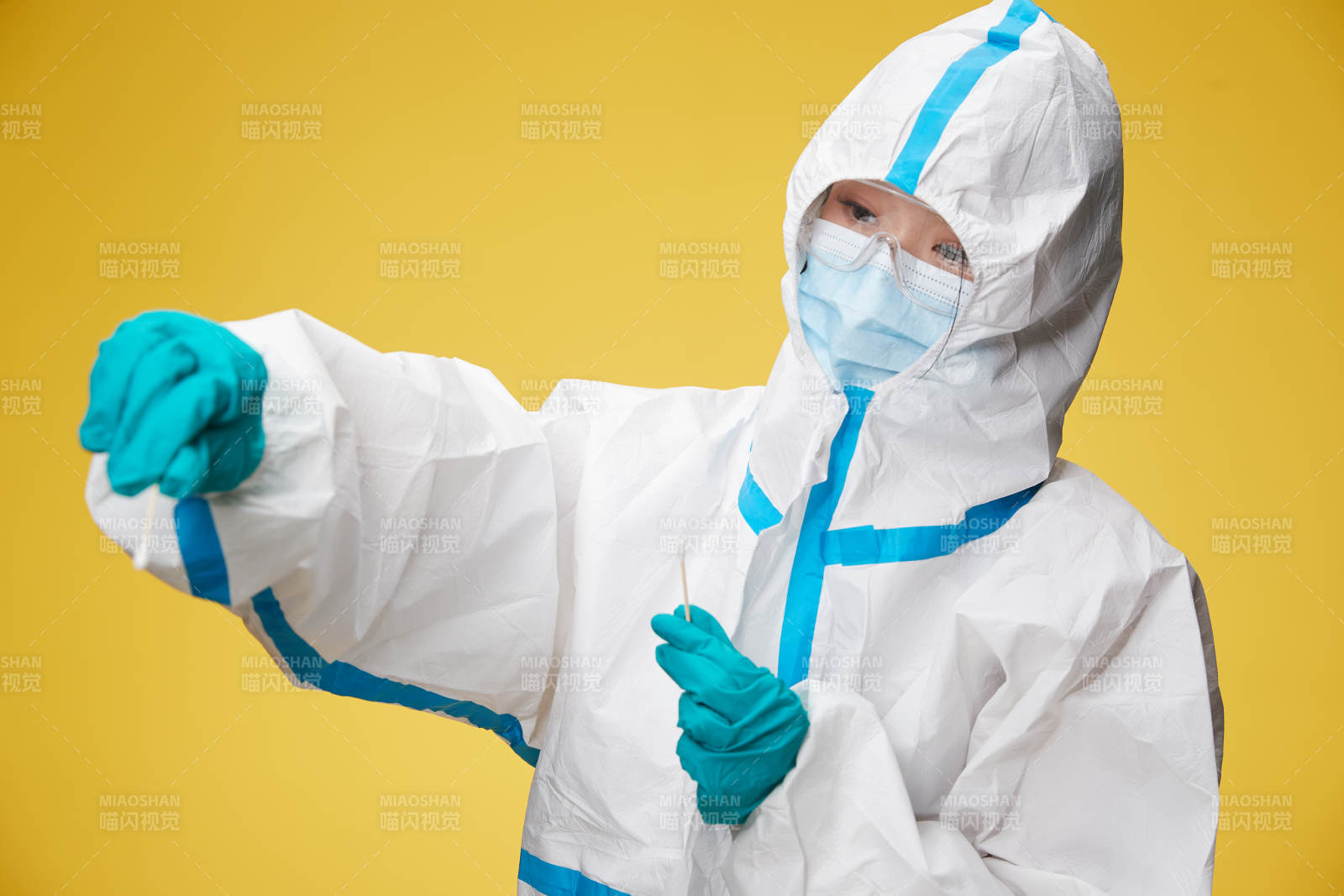 穿白色防護服佩戴護目鏡口罩的防疫人員