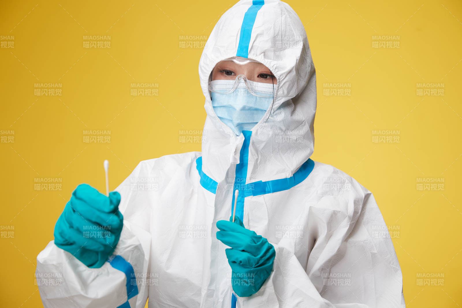 穿白色防护服佩戴护目镜口罩的防疫人员