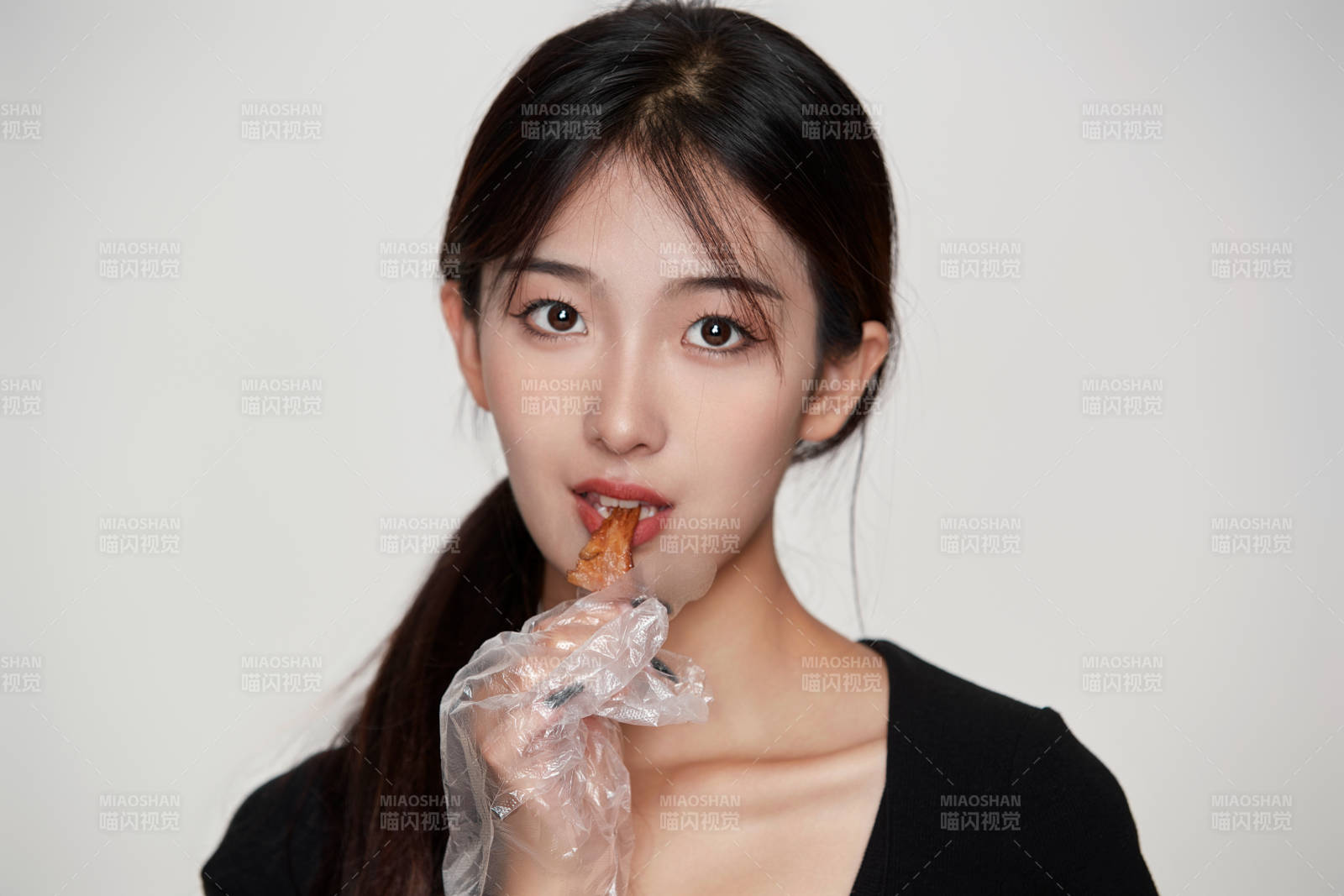 大吃特吃豬蹄塊的亞洲可愛(ài)少女人像