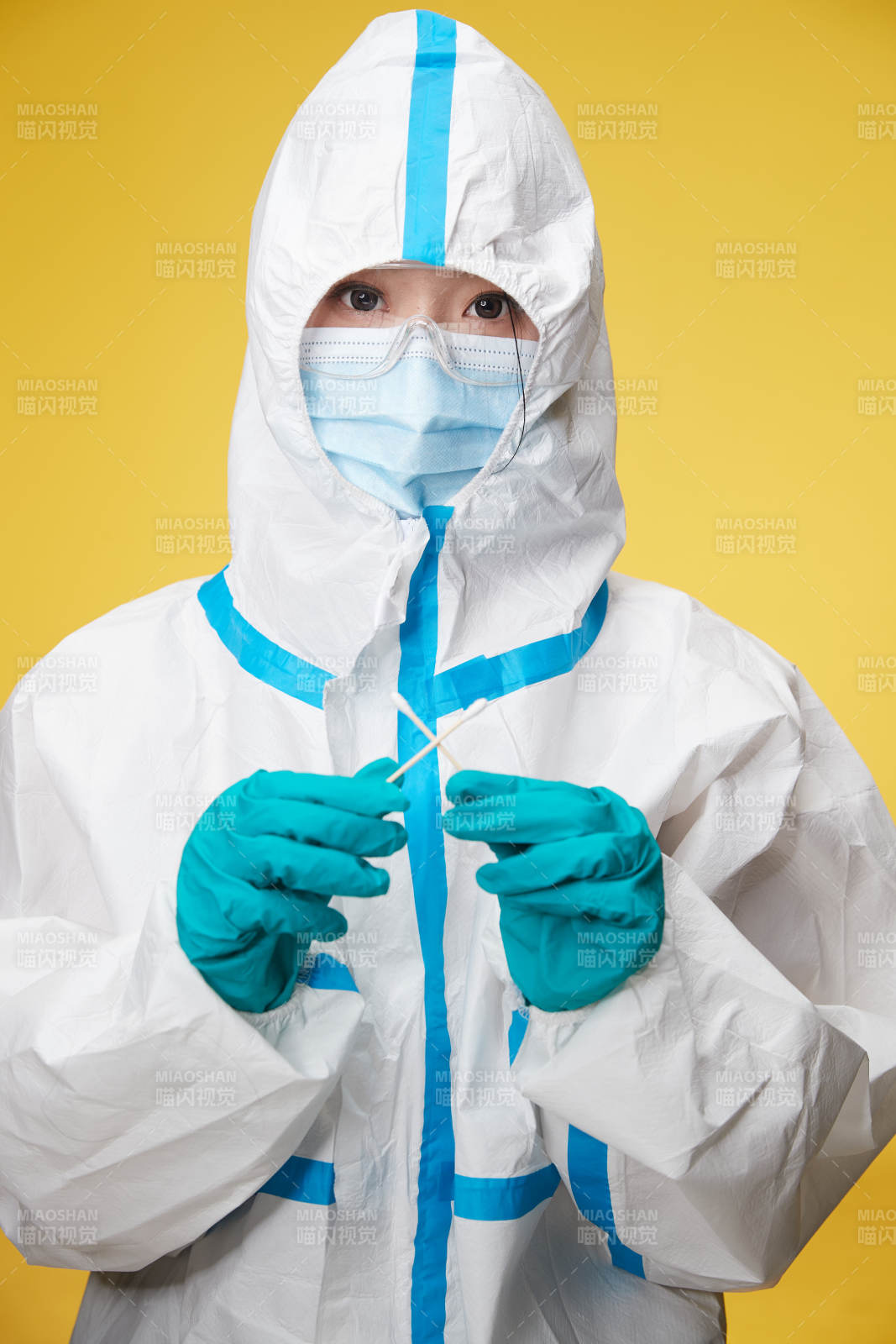 穿白色防护服佩戴护目镜口罩的防疫人员