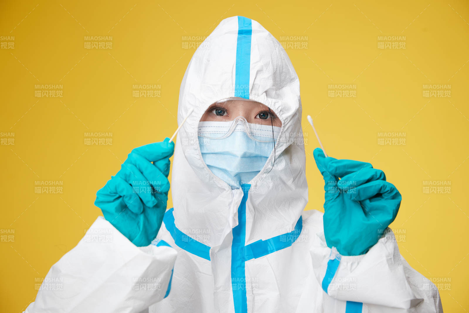 穿白色防護服佩戴護目鏡口罩的防疫人員