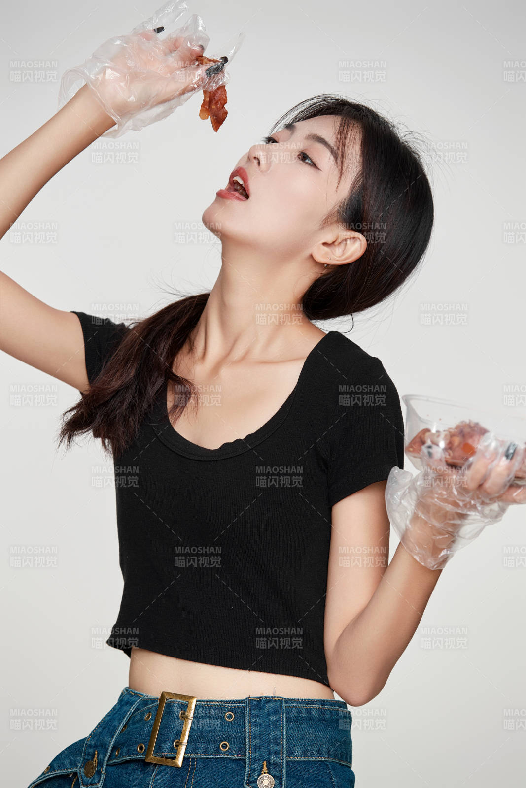 大吃特吃豬蹄塊的亞洲可愛少女人像