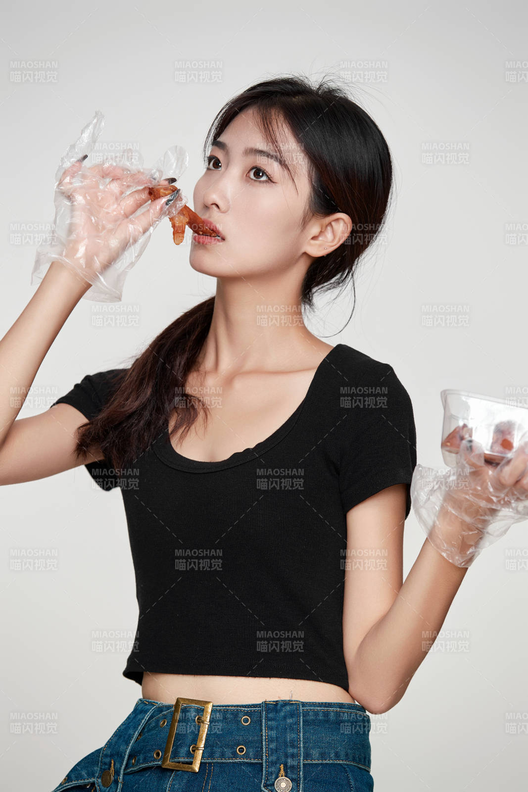 大吃特吃豬蹄塊的亞洲可愛少女人像