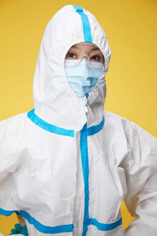 穿白色防护服佩戴护目镜口罩的防疫人员