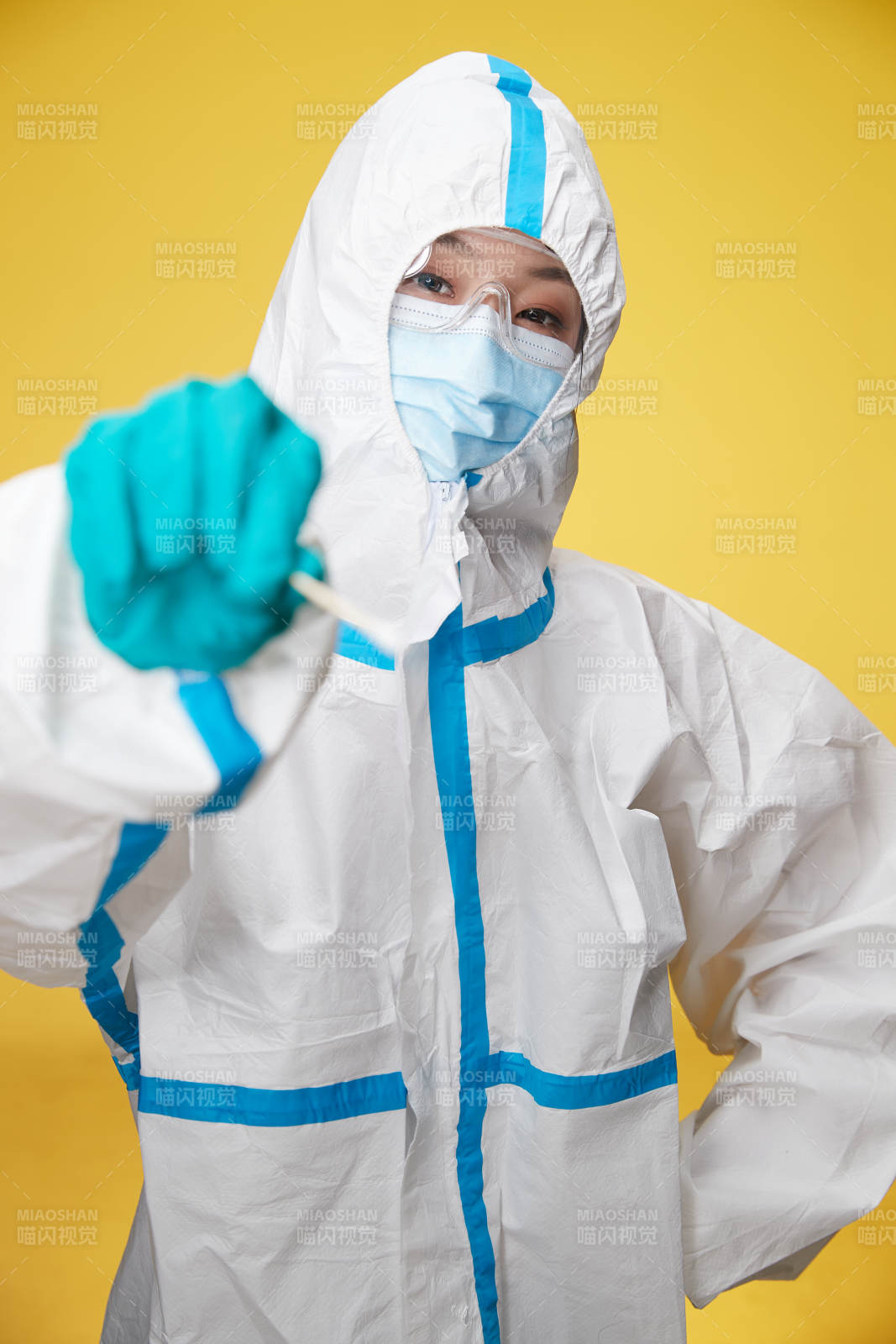 穿白色防護服佩戴護目鏡口罩的防疫人員