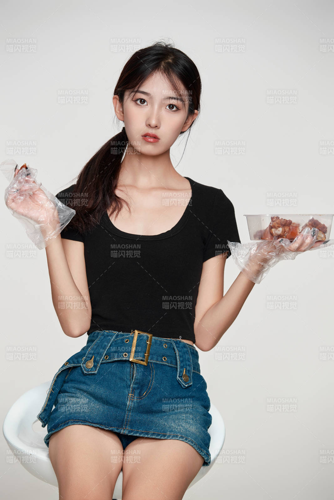 大吃特吃豬蹄塊的亞洲可愛少女人像