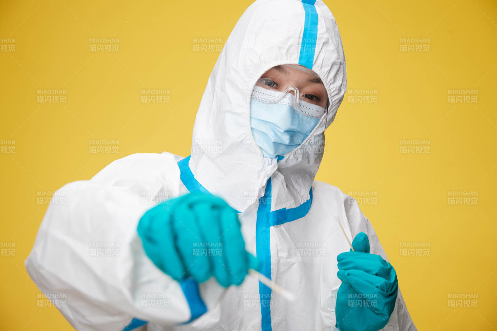 穿白色防護服佩戴護目鏡口罩的防疫人員