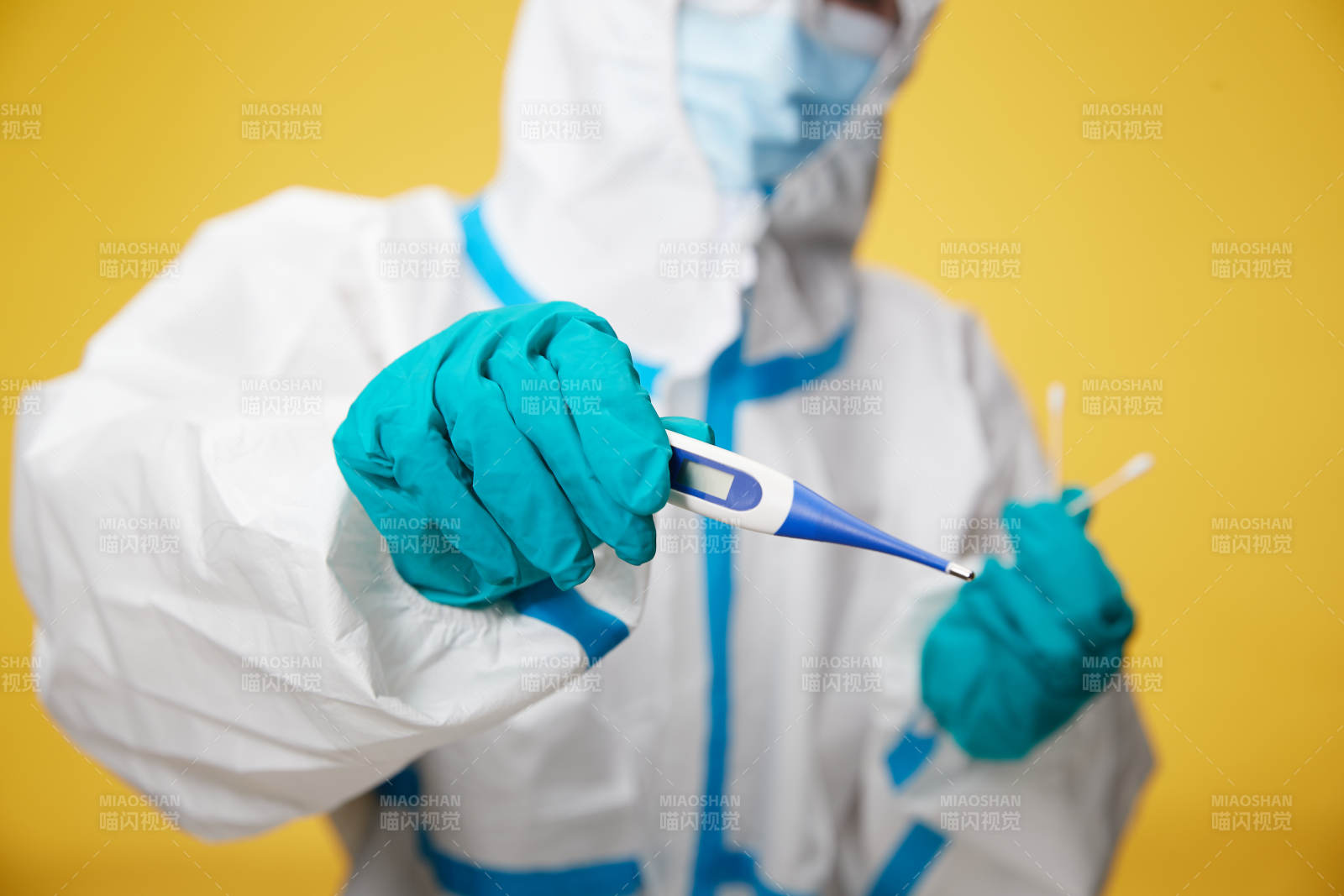 穿白色防護服佩戴護目鏡口罩的防疫人員