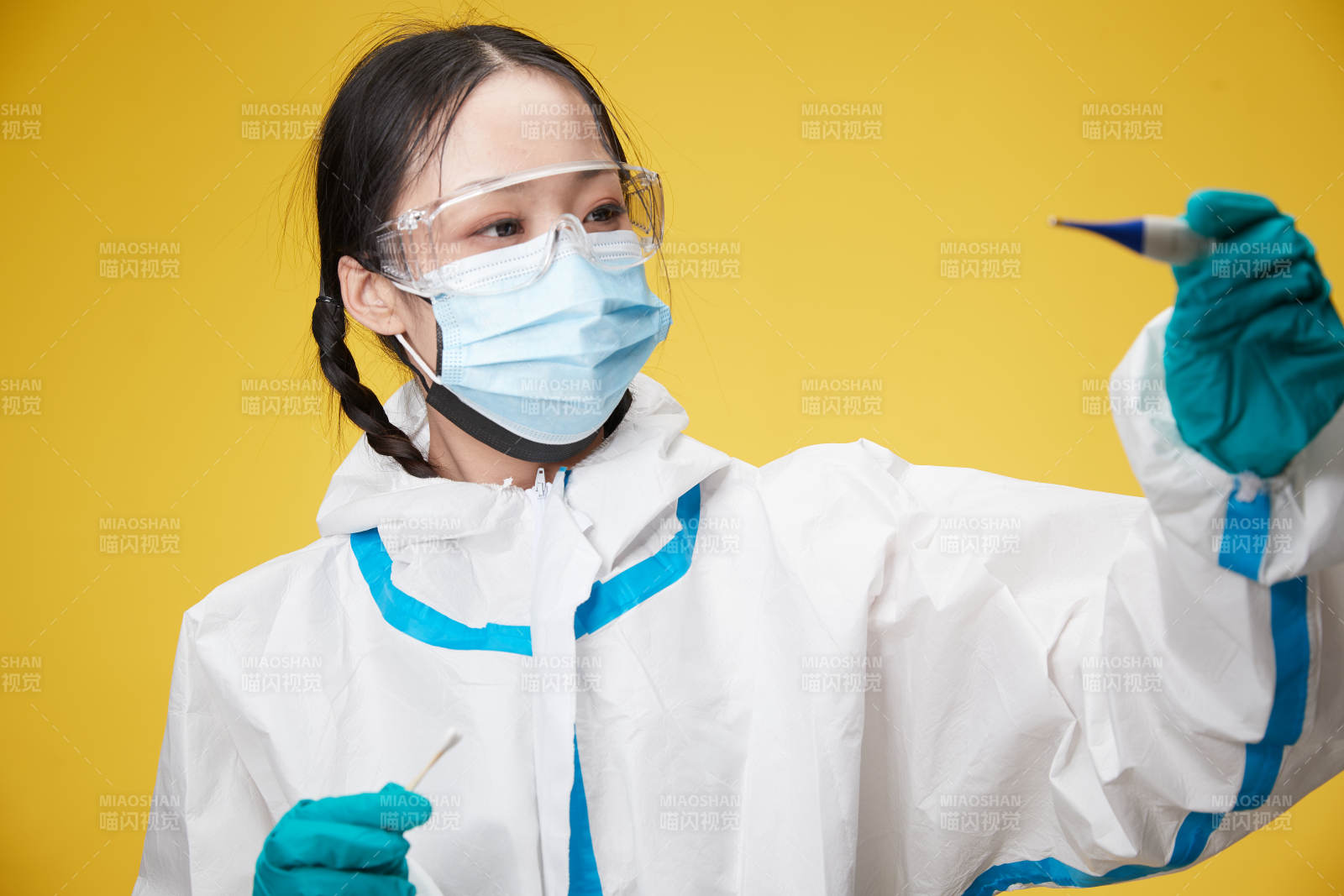 穿白色防護服佩戴護目鏡口罩的防疫人員