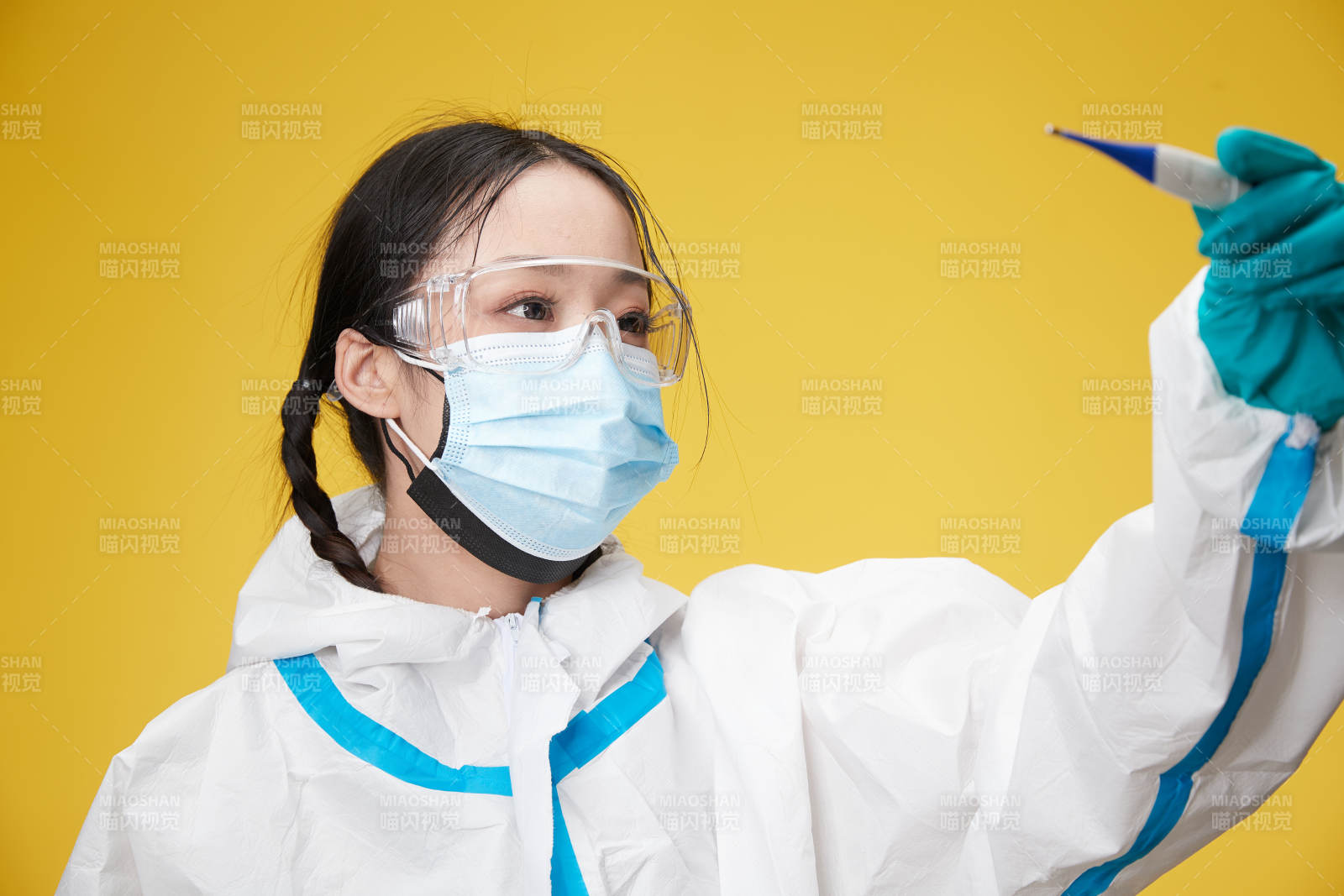 穿白色防護服佩戴護目鏡口罩的防疫人員