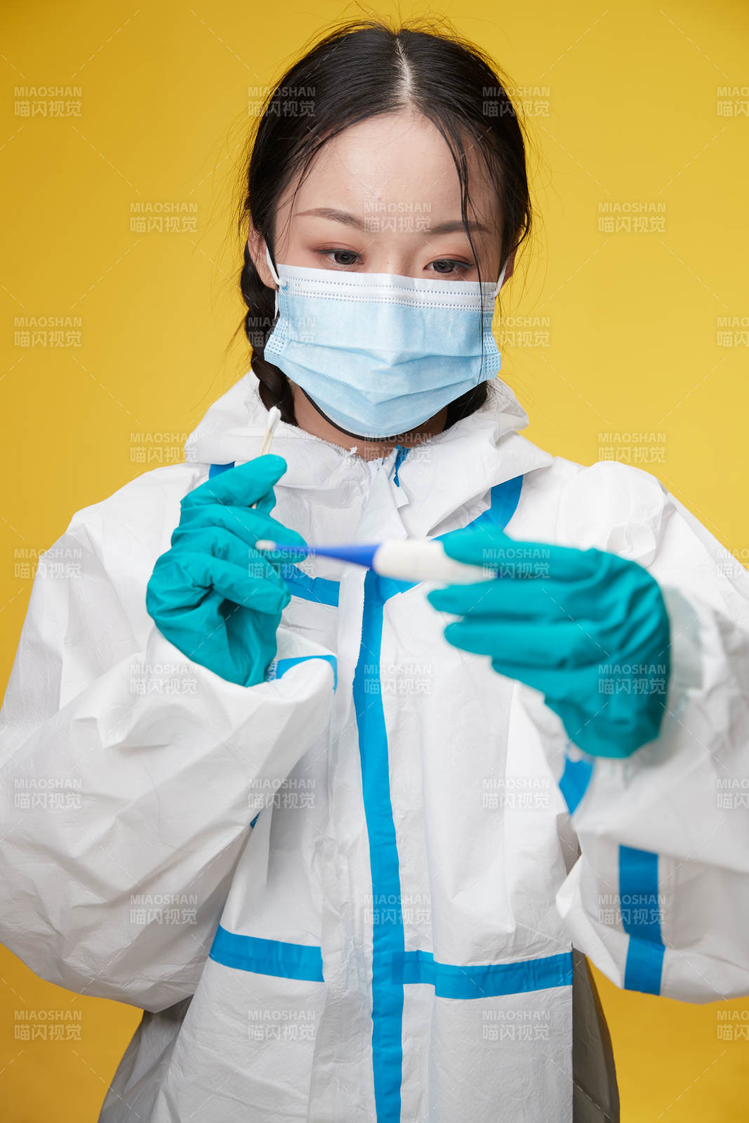 穿白色防护服佩戴护目镜口罩的防疫人员