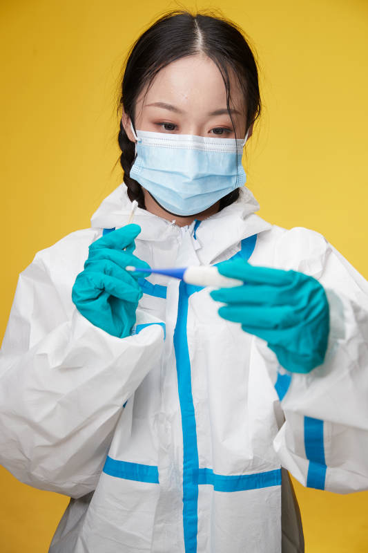 穿白色防护服佩戴护目镜口罩的防疫人员