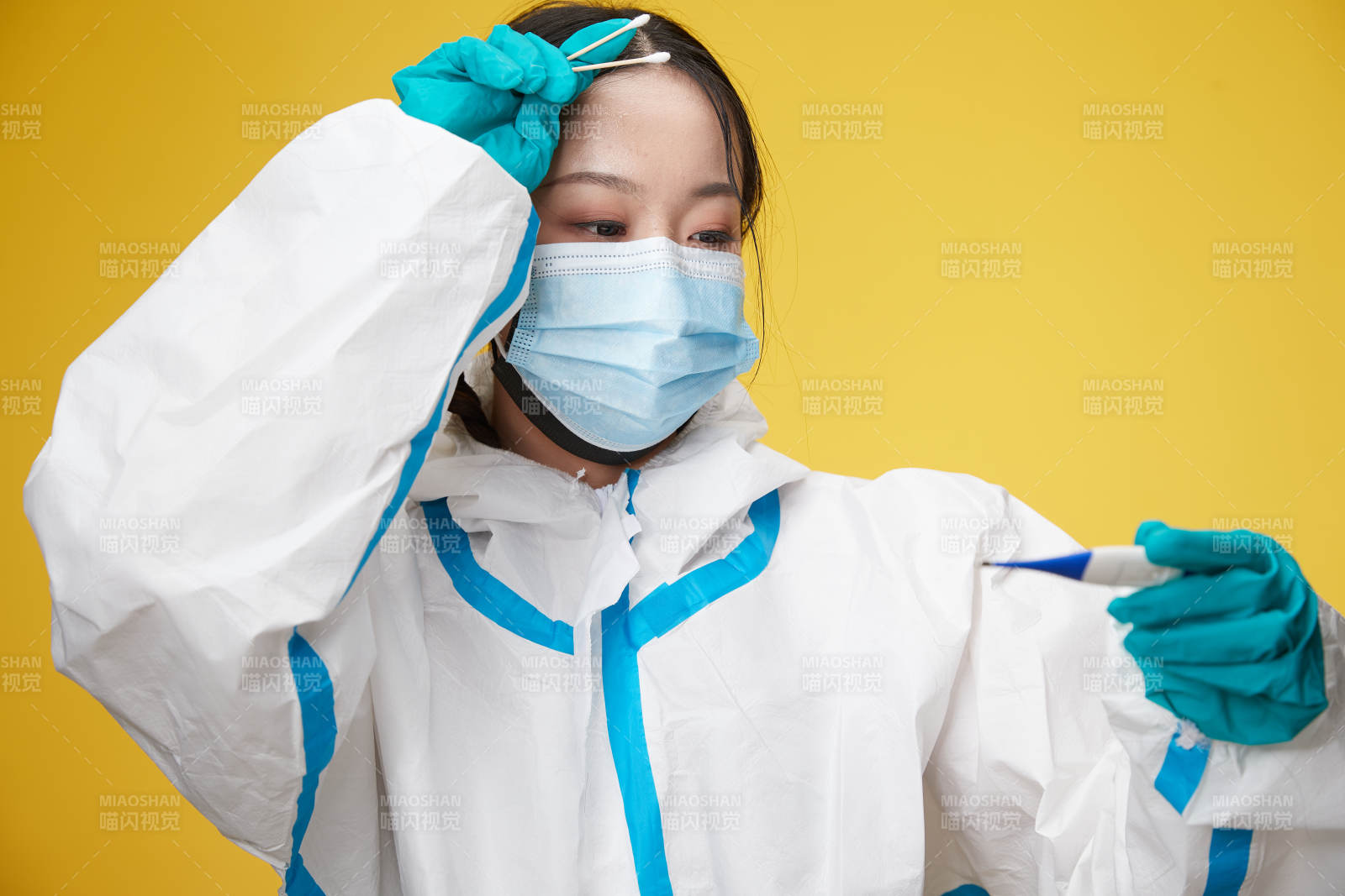 穿白色防护服佩戴护目镜口罩的防疫人员