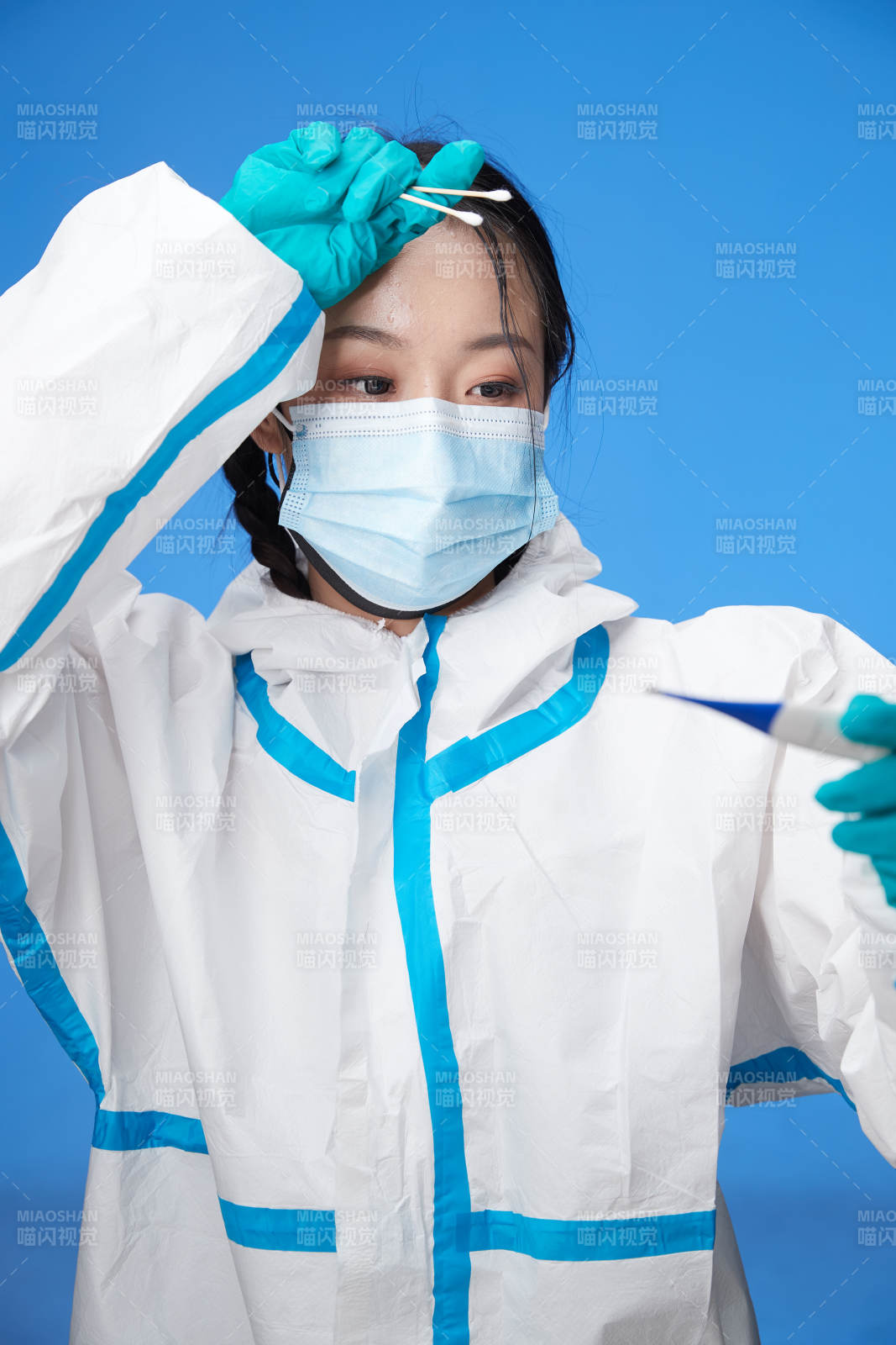 穿白色防護服佩戴護目鏡口罩的防疫人員