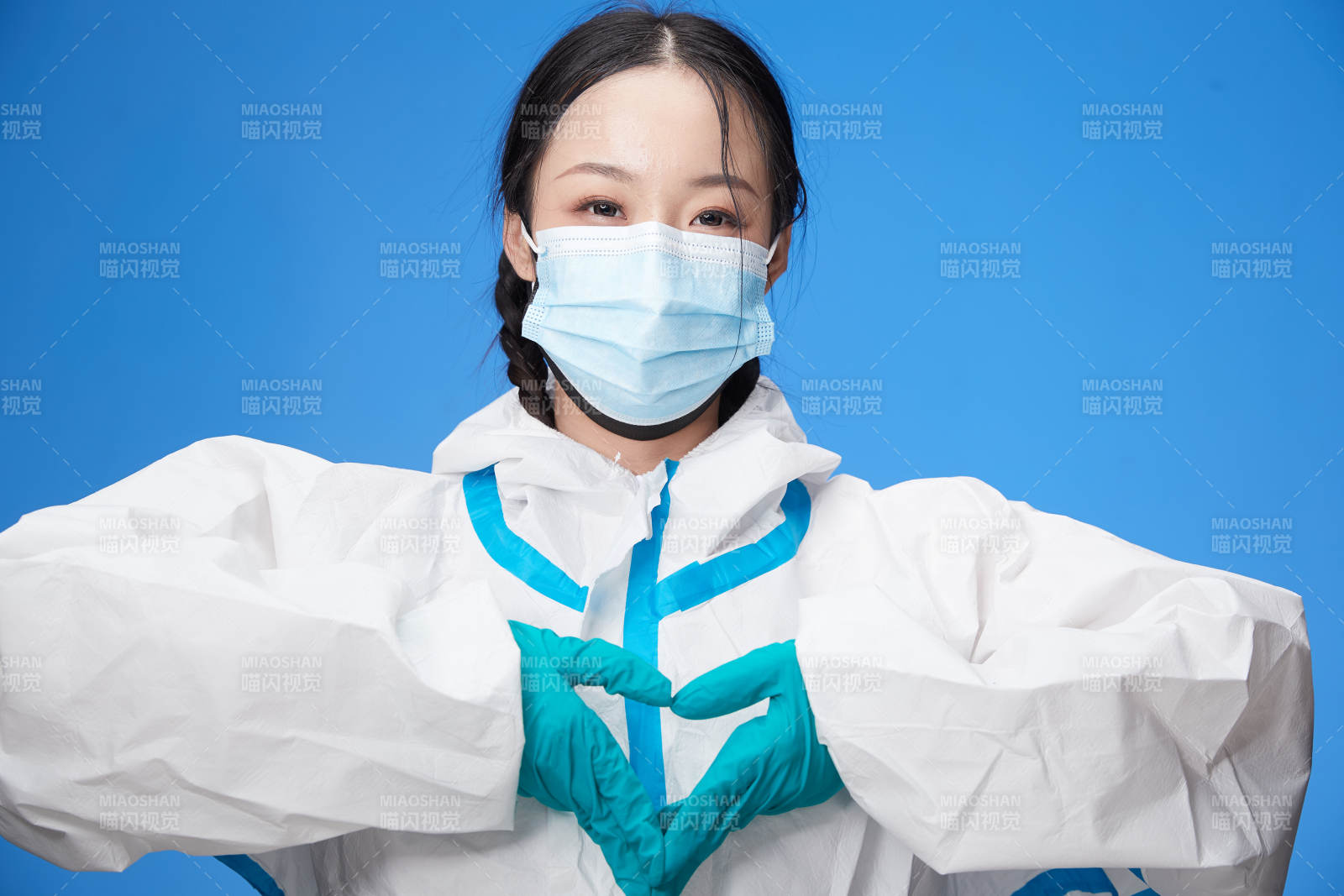 穿白色防護服佩戴護目鏡口罩的防疫人員