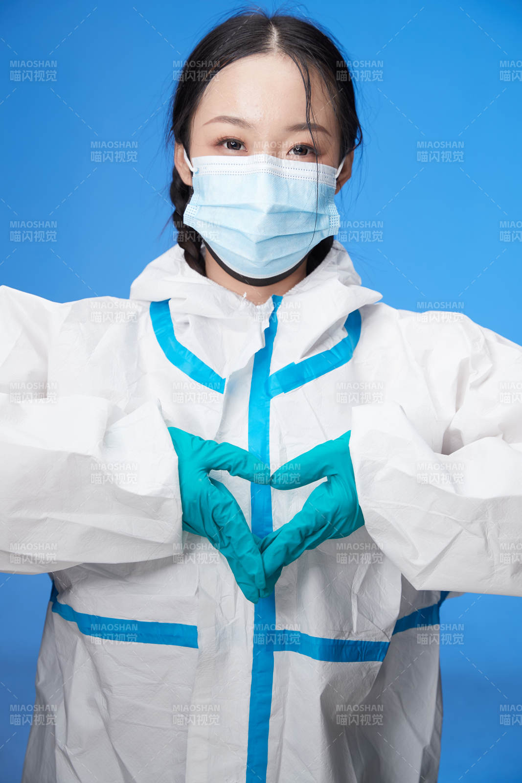 穿白色防護服佩戴護目鏡口罩的防疫人員