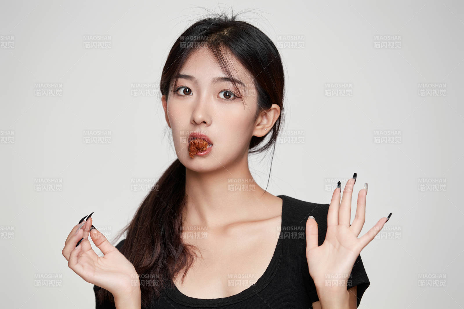 大吃特吃豬蹄塊的亞洲可愛少女人像