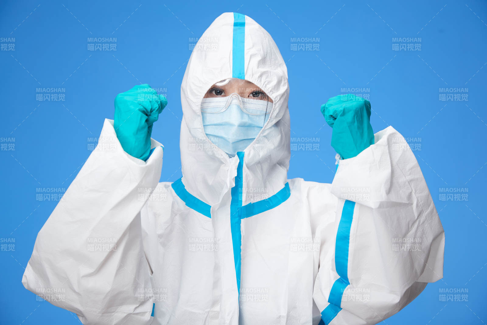 穿白色防護(hù)服佩戴護(hù)目鏡口罩的防疫人員