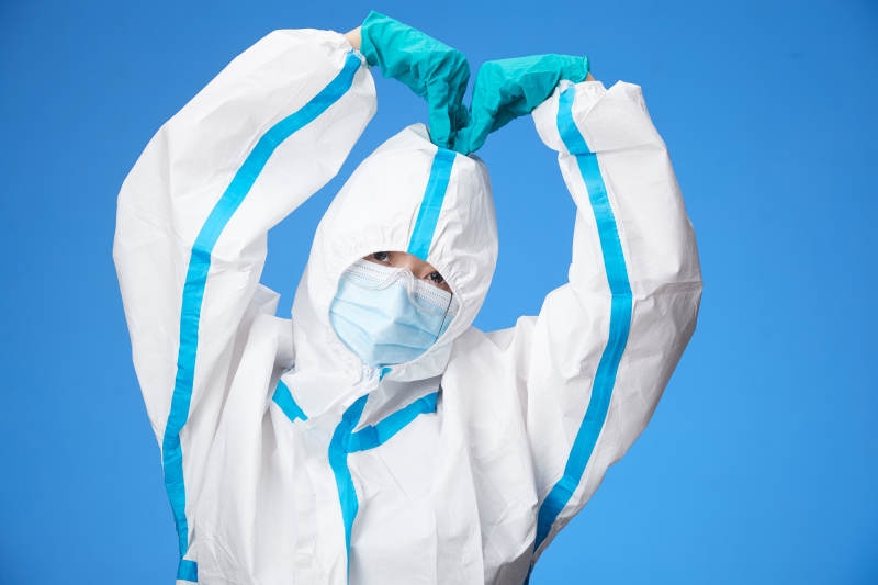 穿白色防护服佩戴护目镜口罩的防疫人员