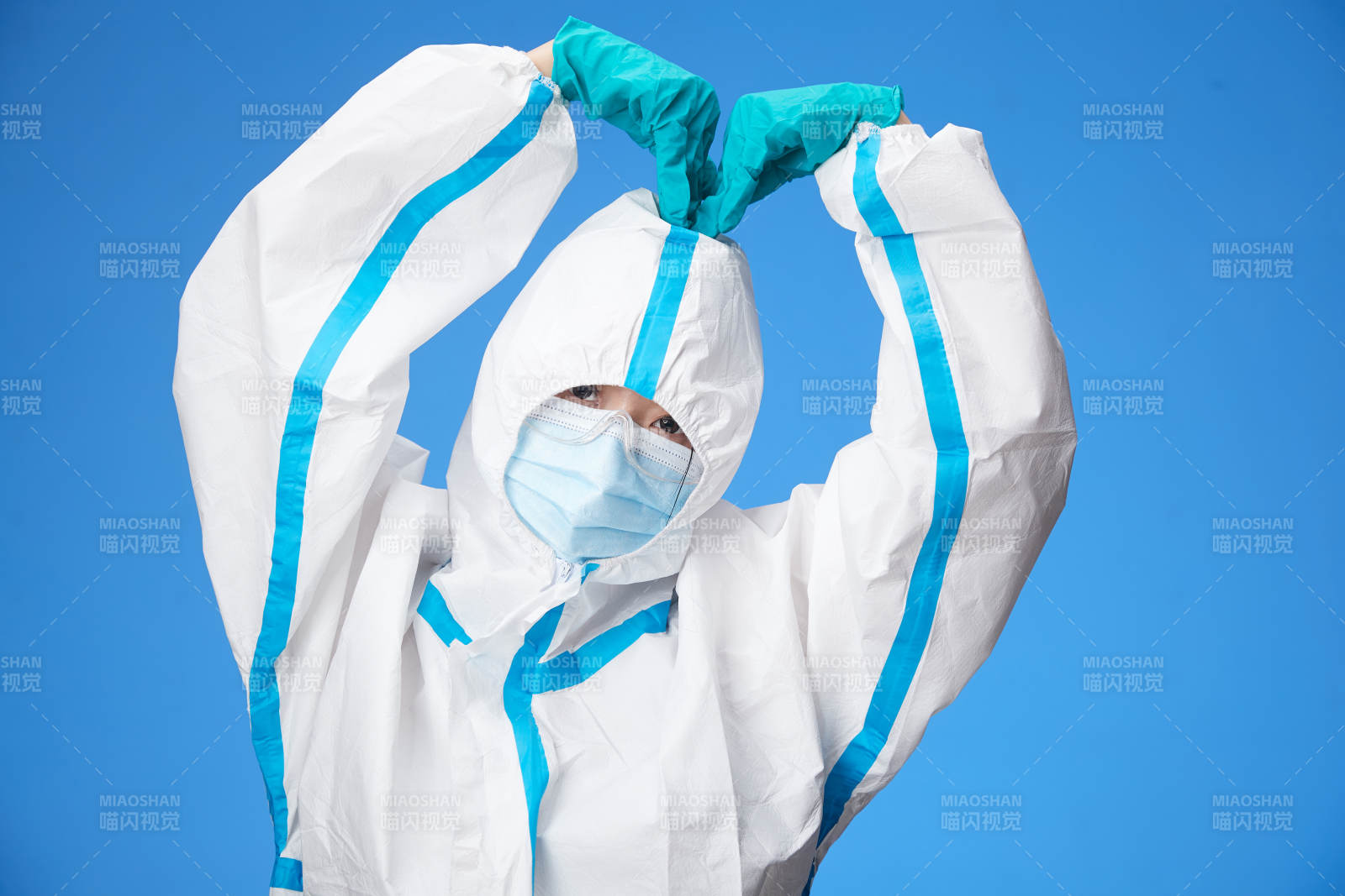 穿白色防護服佩戴護目鏡口罩的防疫人員