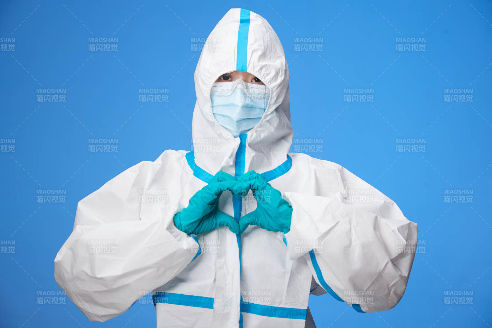 穿白色防護服佩戴護目鏡口罩的防疫人員