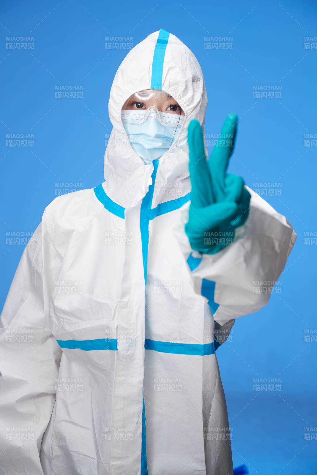 穿白色防護(hù)服佩戴護(hù)目鏡口罩的防疫人員