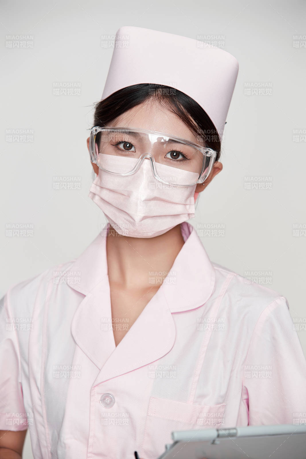 身穿粉色護(hù)士服佩戴聽(tīng)診器的女性醫(yī)護(hù)人員