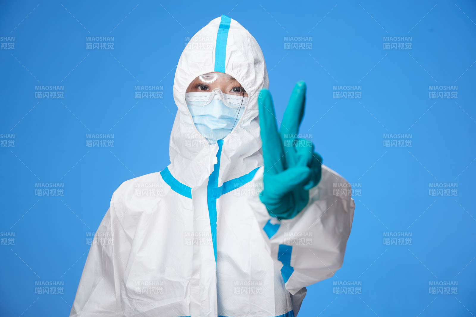 穿白色防護服佩戴護目鏡口罩的防疫人員