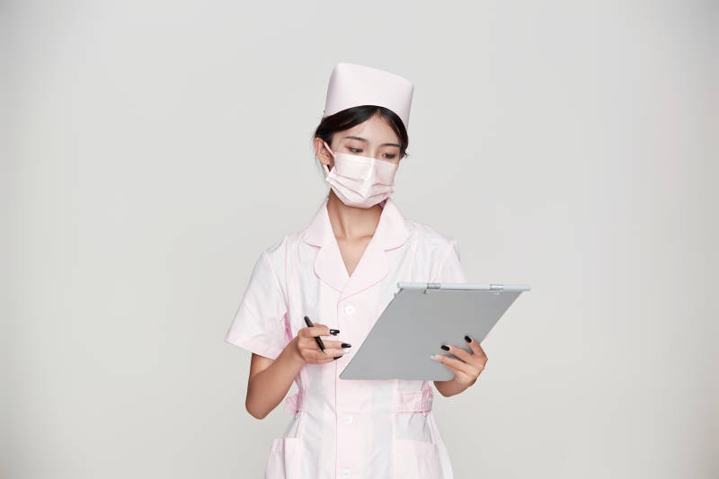 身穿粉色护士服佩戴听诊器的女性医护人员