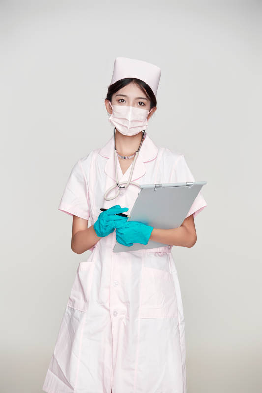 身穿粉色护士服佩戴听诊器的女性医护人员