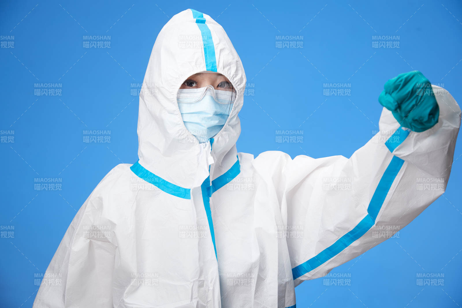 穿白色防護(hù)服佩戴護(hù)目鏡口罩的防疫人員