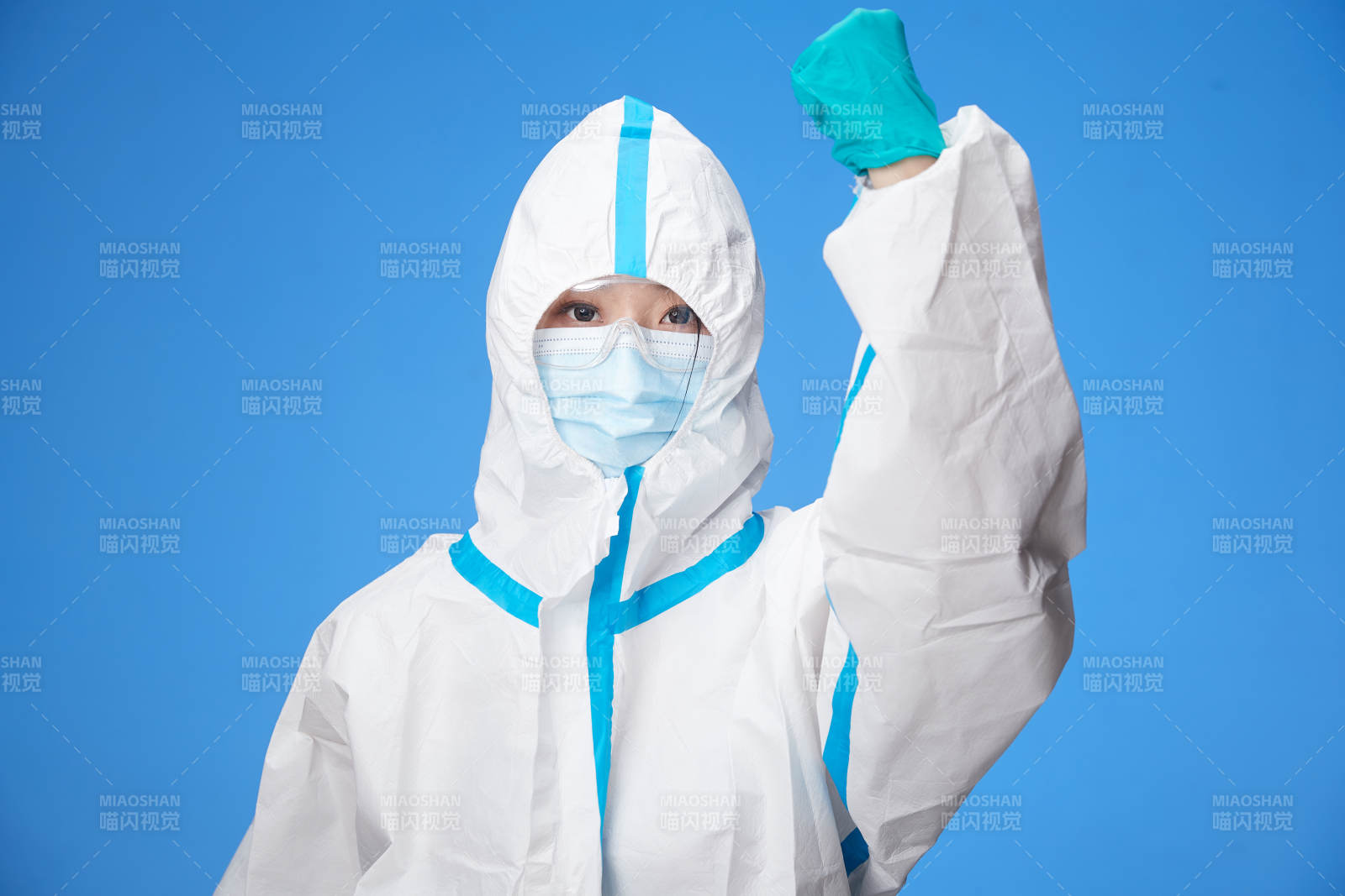 穿白色防護服佩戴護目鏡口罩的防疫人員