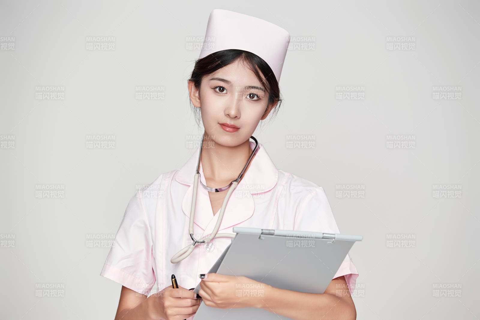 身穿粉色護(hù)士服佩戴聽(tīng)診器的女性醫(yī)護(hù)人員