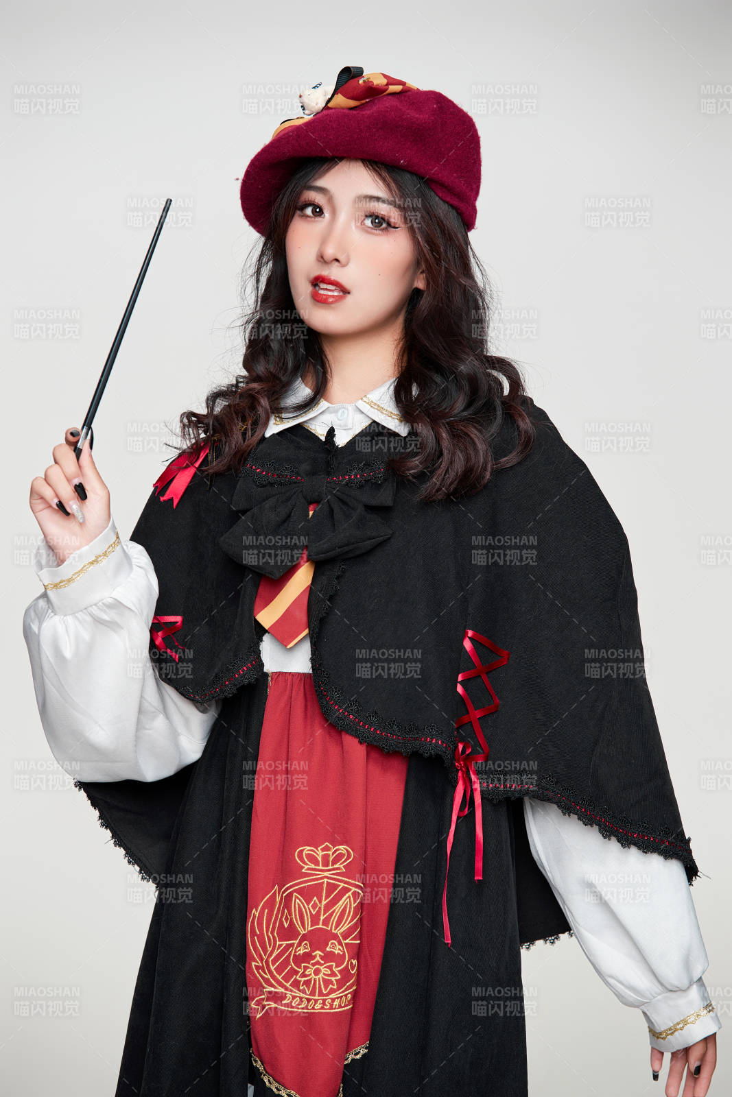 角色扮演霍格沃茲魔法學院學生的少女