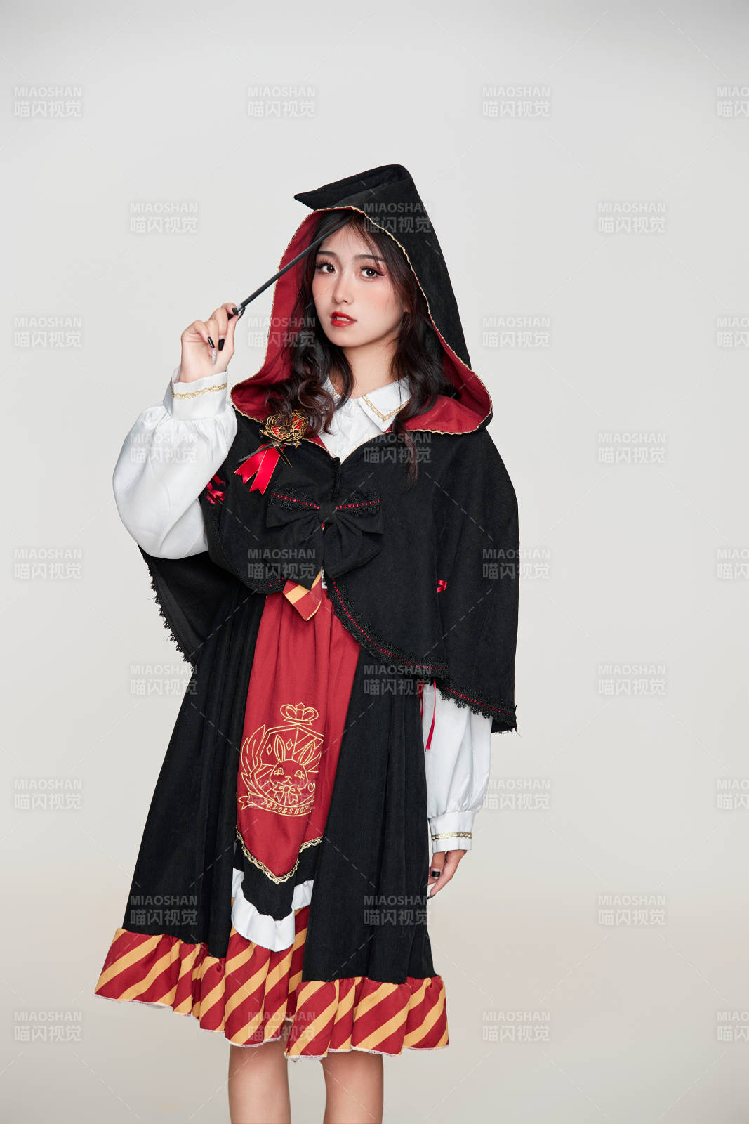 角色扮演霍格沃茲魔法學院學生的少女