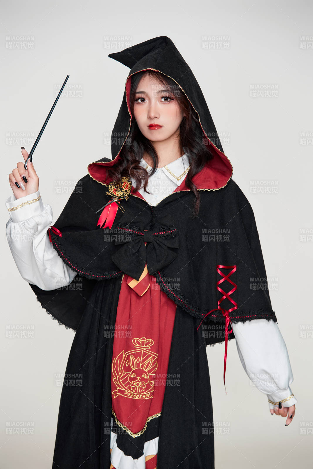 角色扮演霍格沃茲魔法學院學生的少女