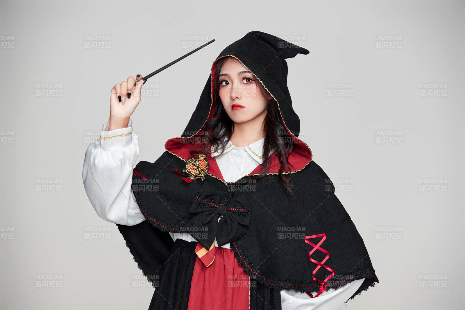 角色扮演霍格沃茲魔法學院學生的少女