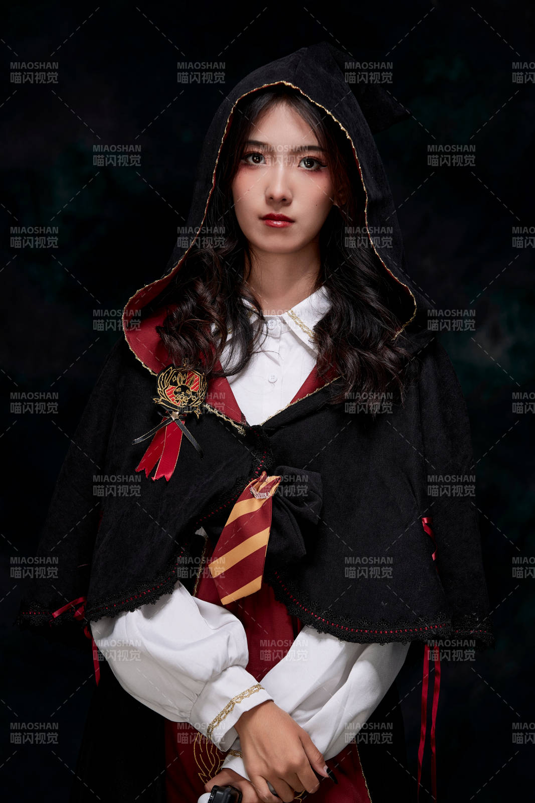 角色扮演霍格沃茲魔法學院學生的少女