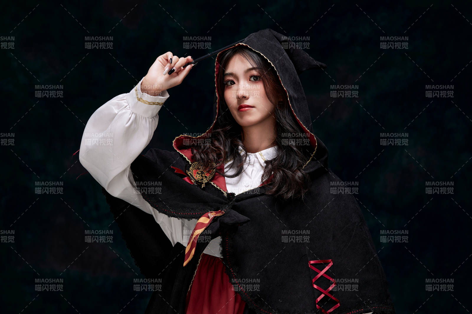 角色扮演霍格沃茲魔法學(xué)院學(xué)生的少女