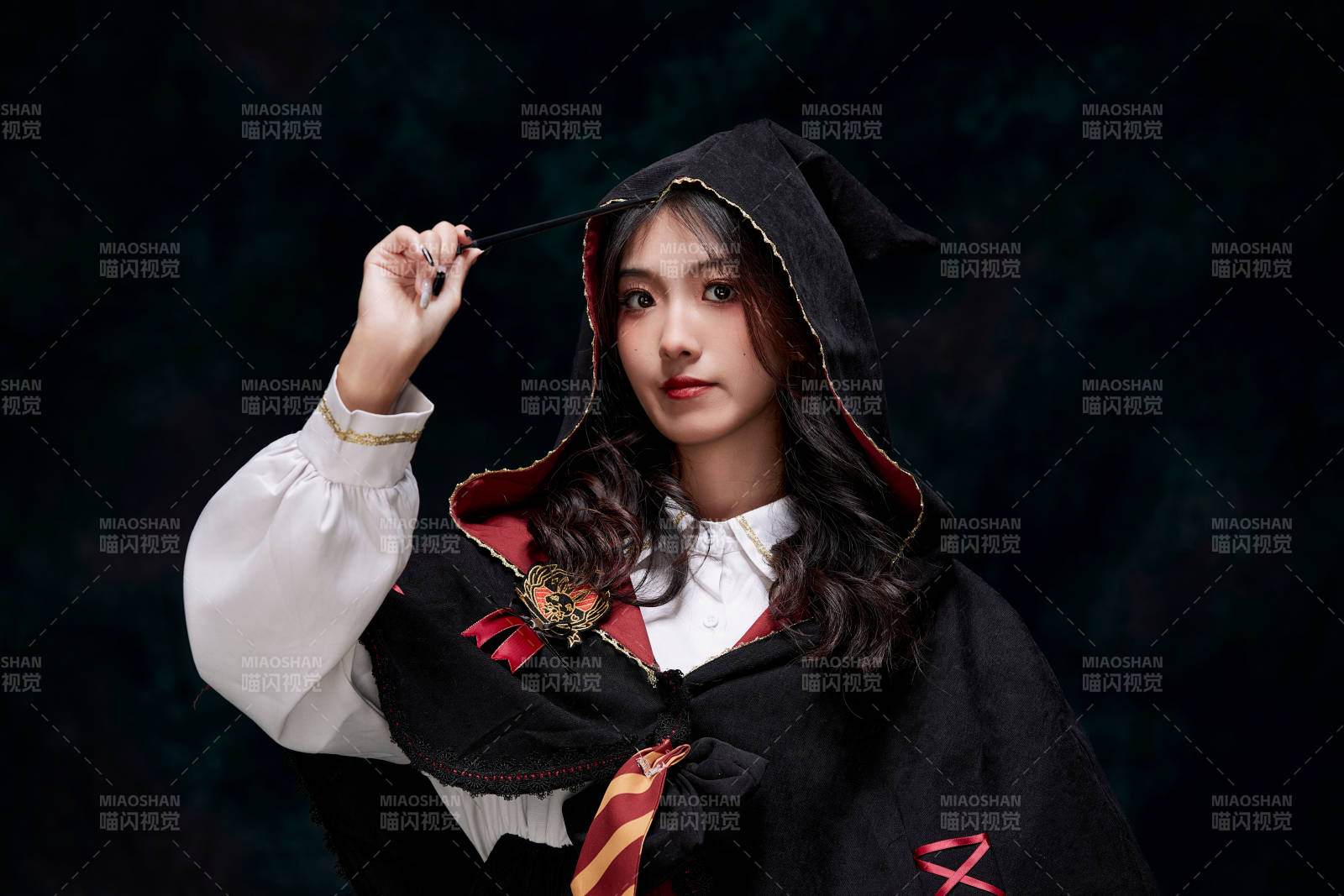 角色扮演霍格沃茲魔法學院學生的少女