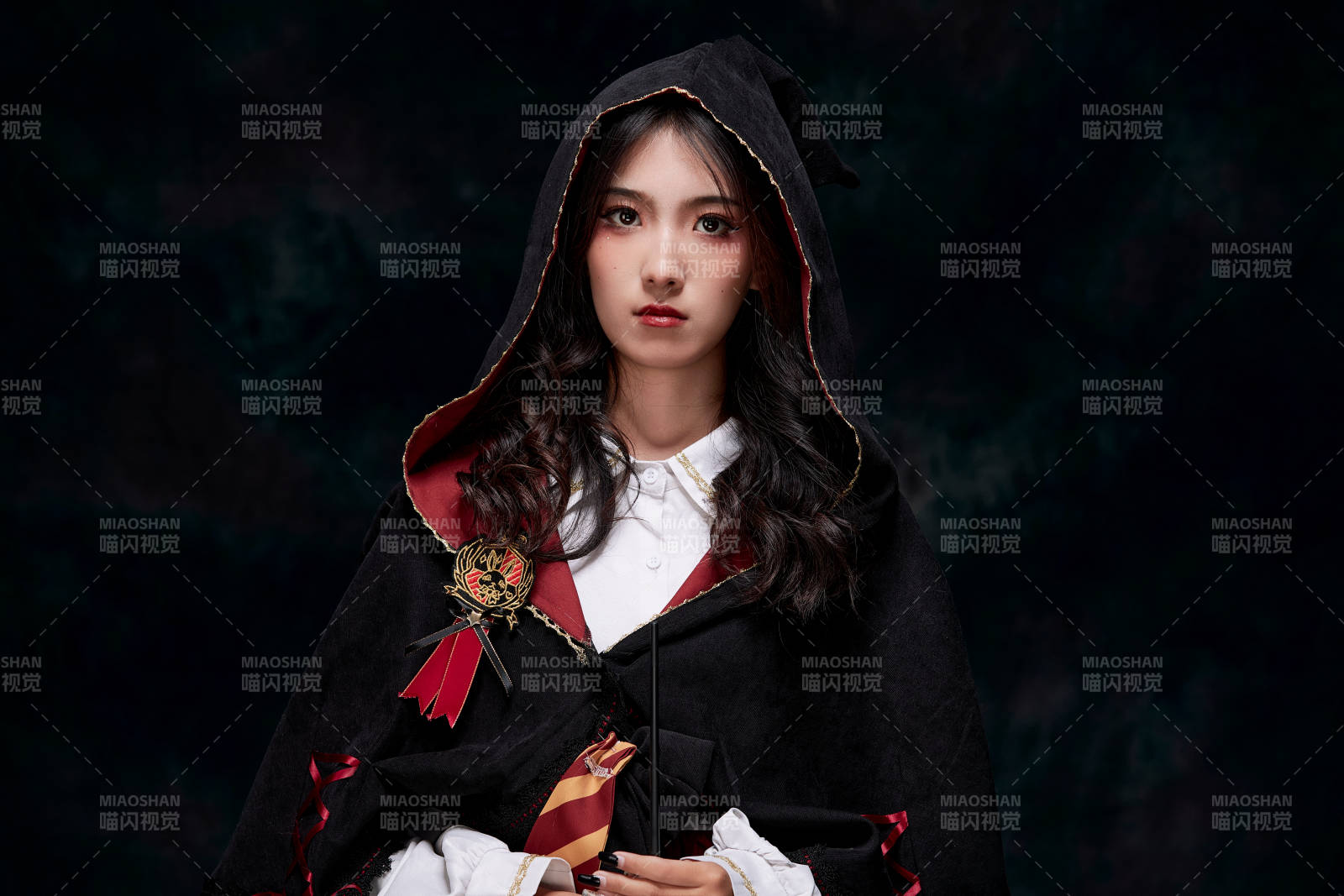 角色扮演霍格沃茲魔法學院學生的少女