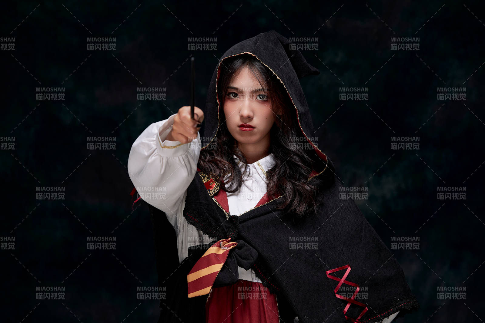 角色扮演霍格沃茲魔法學(xué)院學(xué)生的少女