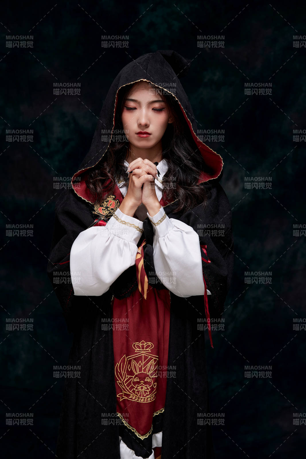 角色扮演霍格沃茲魔法學院學生的少女