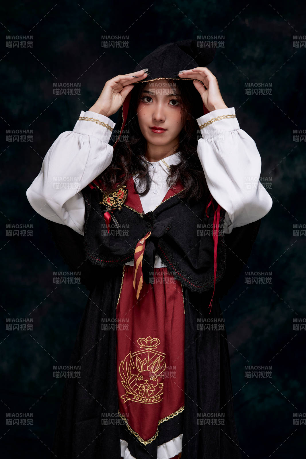 角色扮演霍格沃茲魔法學院學生的少女