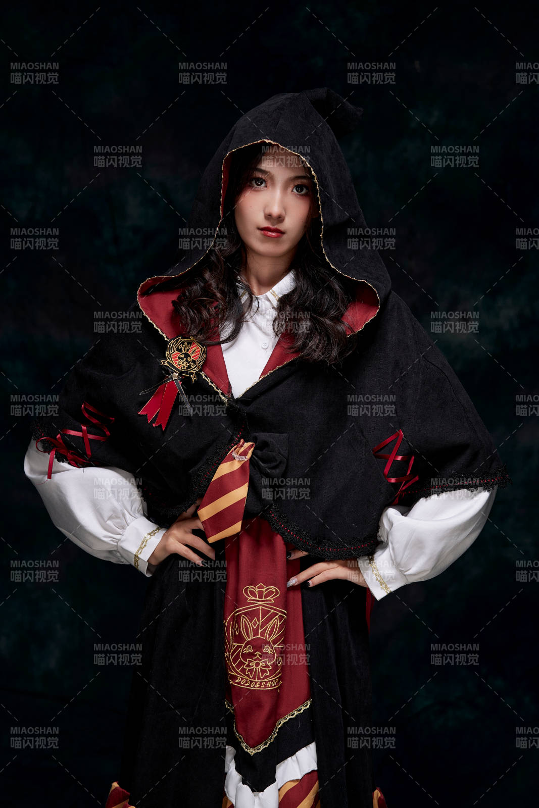 角色扮演霍格沃茲魔法學(xué)院學(xué)生的少女