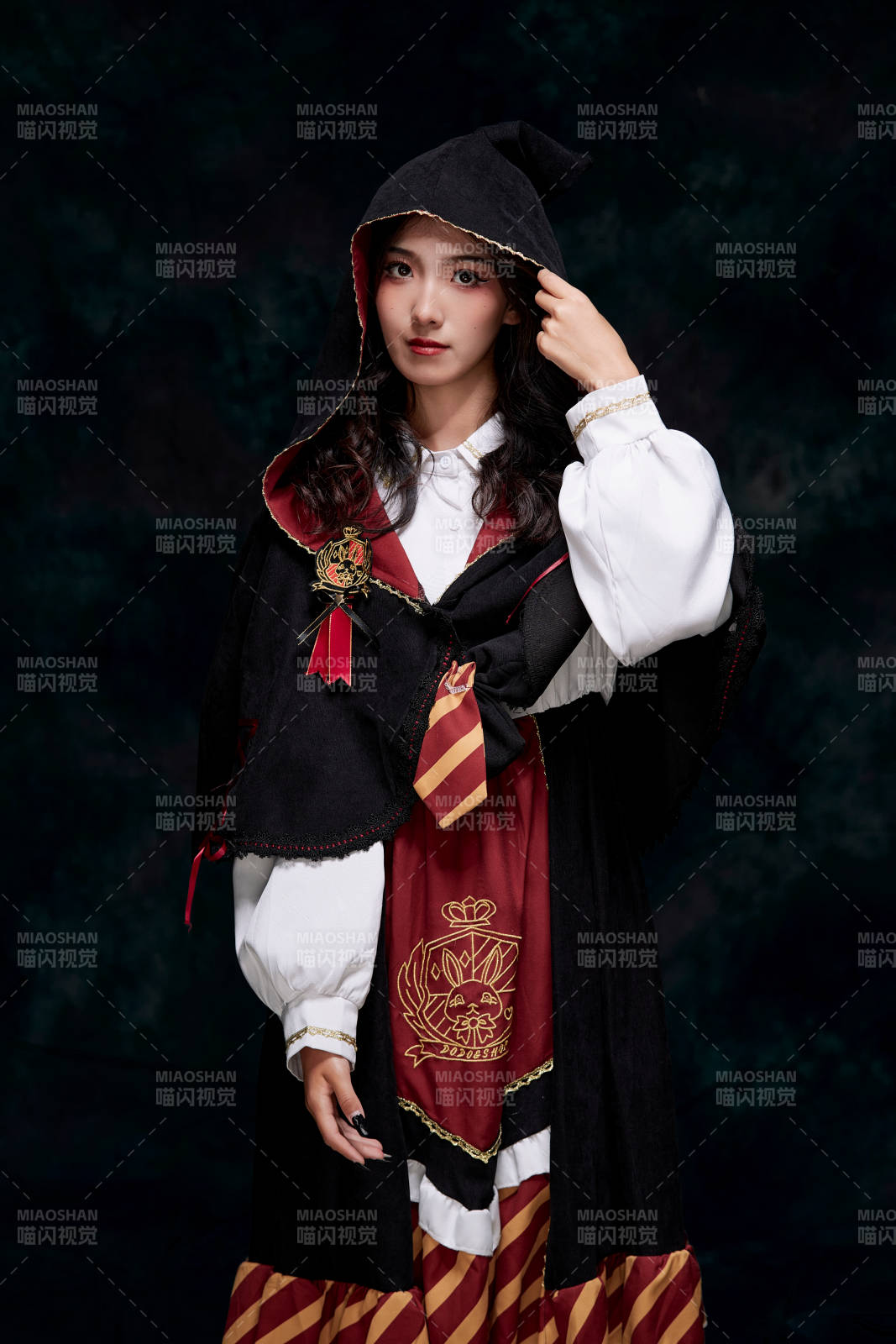 角色扮演霍格沃茲魔法學(xué)院學(xué)生的少女