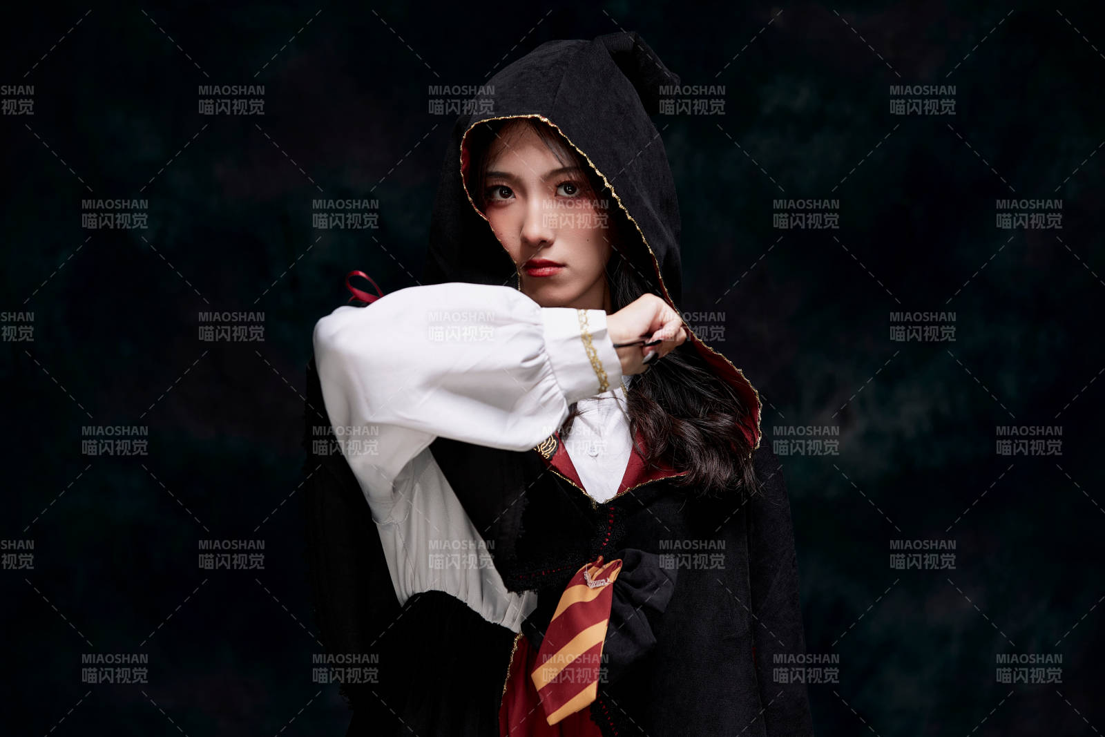 角色扮演霍格沃茲魔法學院學生的少女