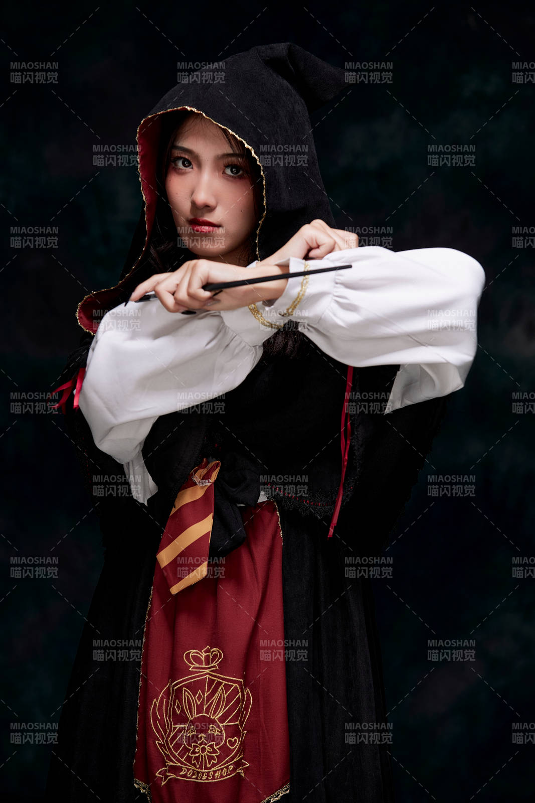 角色扮演霍格沃茲魔法學院學生的少女