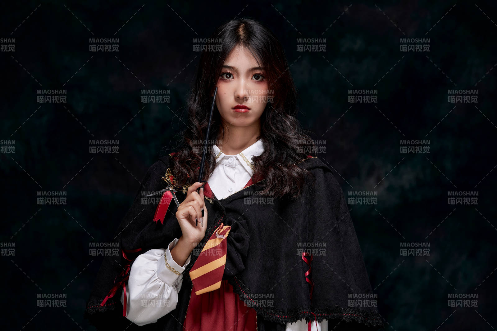 角色扮演霍格沃茲魔法學院學生的少女